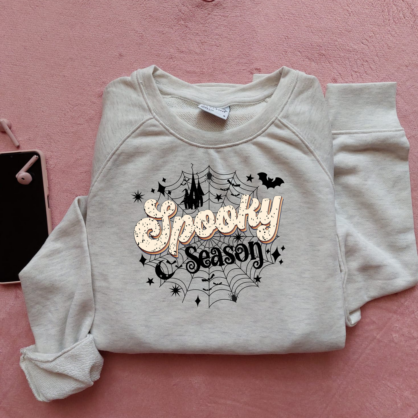 Bluza de Halloween cu inscripția 'Spooky Season', decorat cu o pânză de păianjen și lilieci zburători