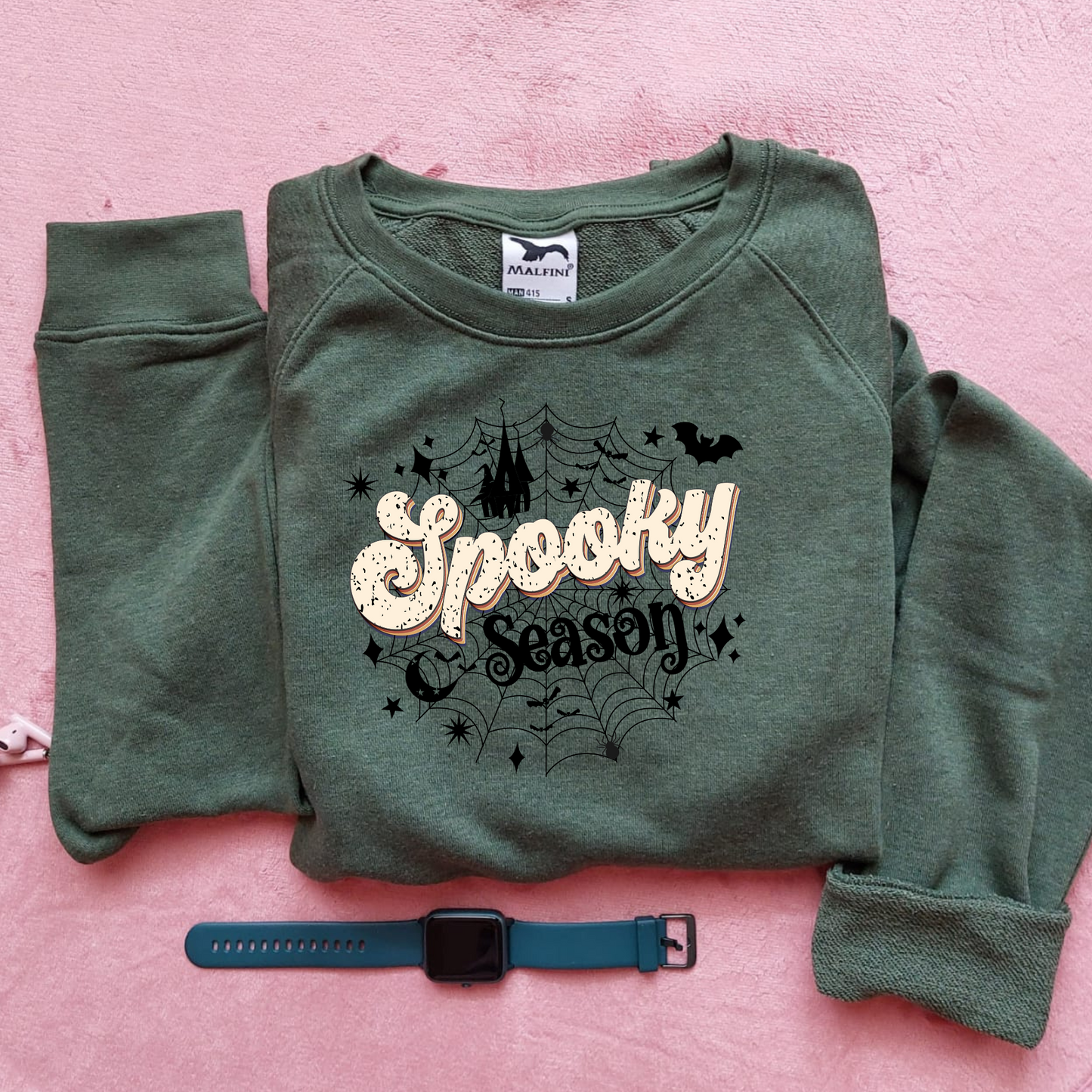 Bluza de Halloween cu inscripția 'Spooky Season', decorat cu o pânză de păianjen și lilieci zburători