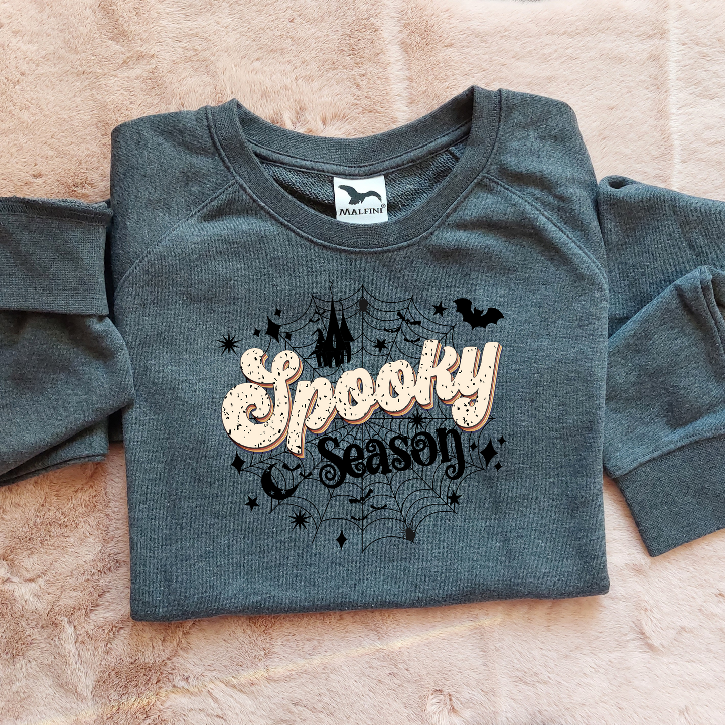 Bluza de Halloween cu inscripția 'Spooky Season', decorat cu o pânză de păianjen și lilieci zburători