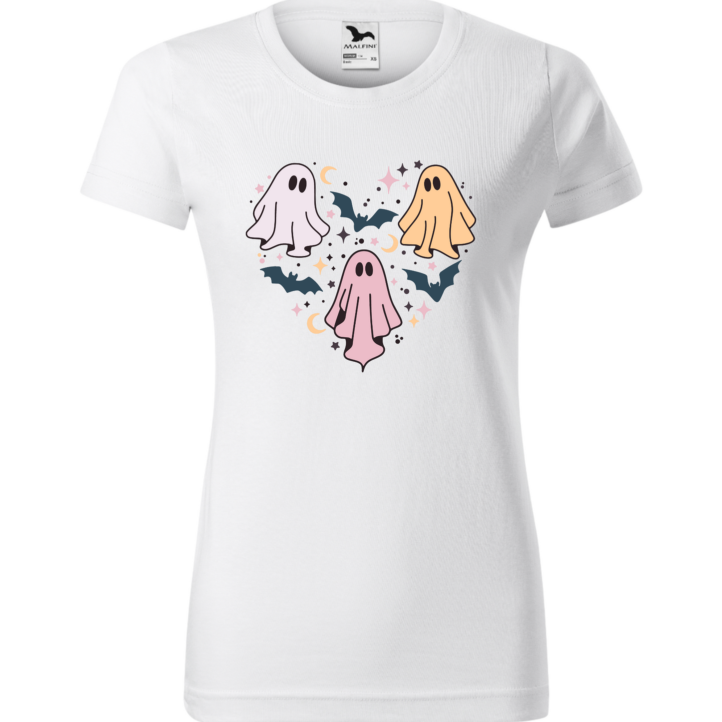Tricou de Halloween cu trei fantome dispuse astfel încât să creeze forma unei inimi.