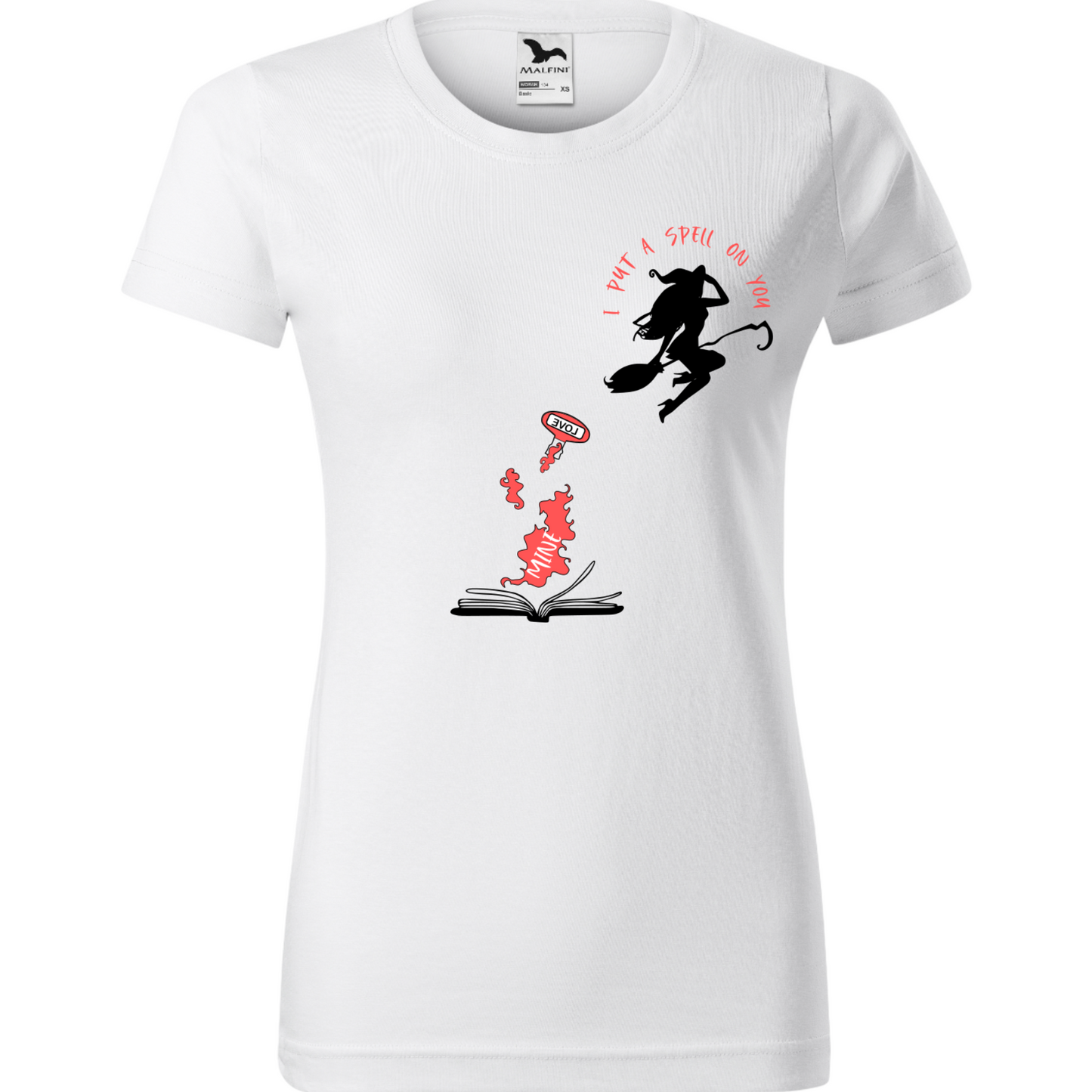 Tricou de Halloween cu ilustrație a unei vrăjitoare seducătoare zburând și aruncând o vrajă de iubire.
