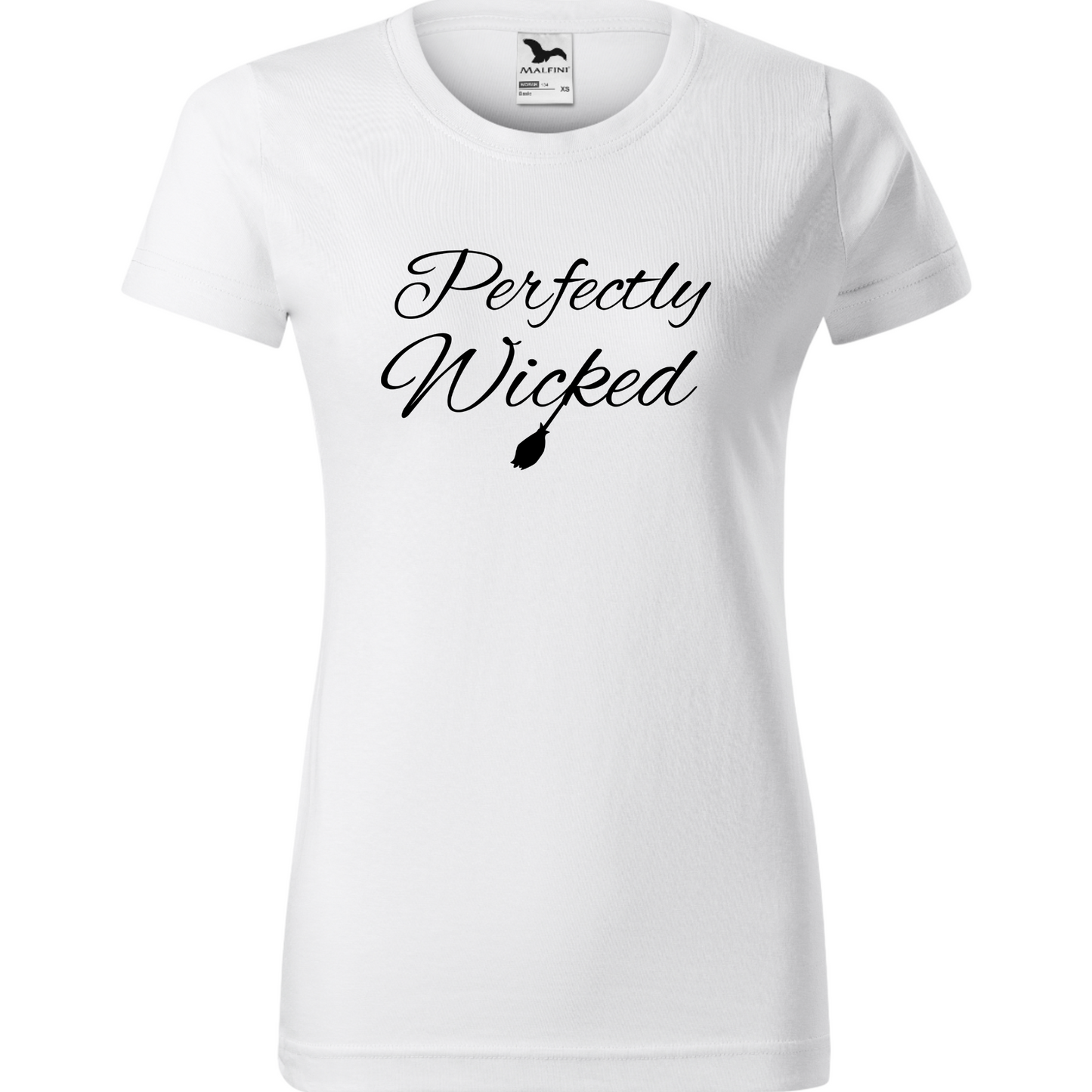 Tricou de Halloween cu textul 'Perfectly Wicked' imprimat pe el.