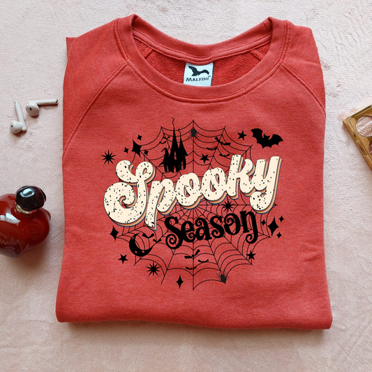 Bluza de Halloween cu inscripția 'Spooky Season', decorat cu o pânză de păianjen și lilieci zburători