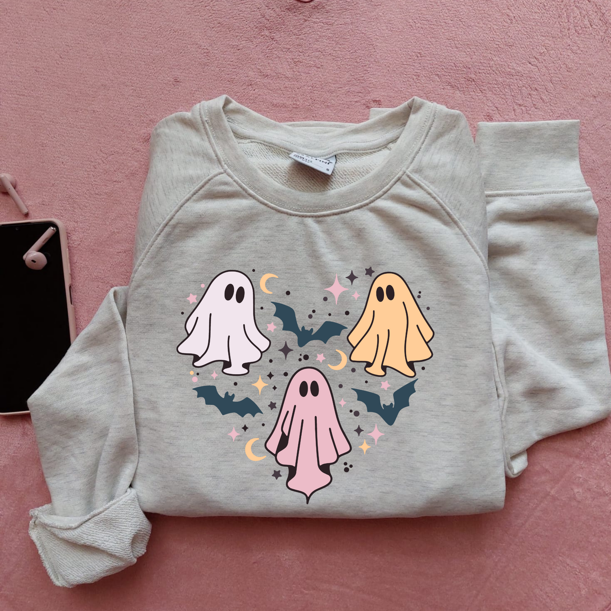 Tricou de Halloween cu trei fantome dispuse astfel încât să creeze forma unei inimi.