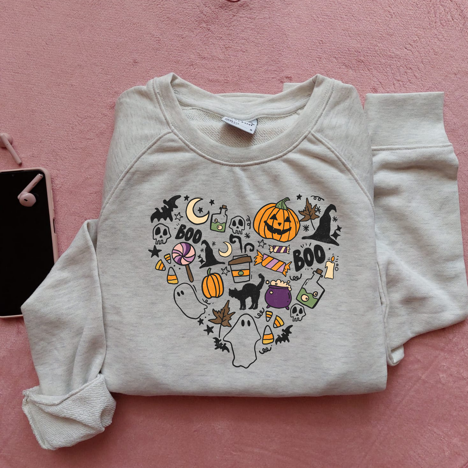 Bluza de Halloween cu o inimă creată din simboluri tematice, incluzând dovleci, lilieci și păianjeni.