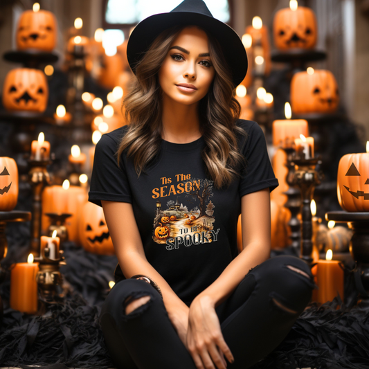 Tricou de Halloween cu textul 'Tis the Season to be Spooky', ilustrație cu dovleci luminoși și un drum care conduce către silueta unui castel bântuit