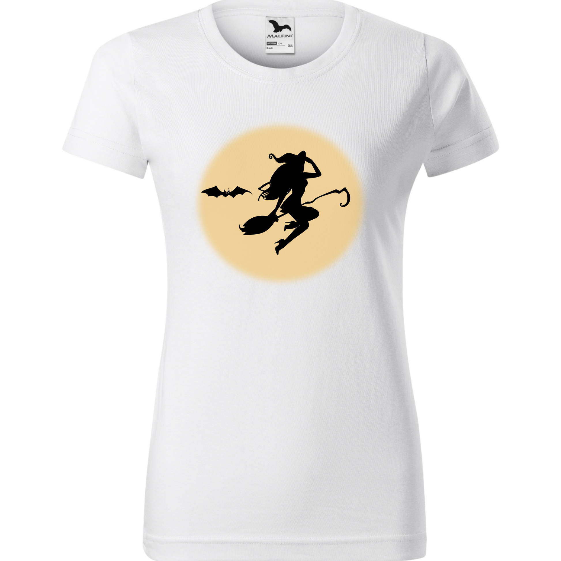Tricou de Halloween cu o ilustrație a unei vrăjitoare seducătoare zburând pe o mătură spre lună.