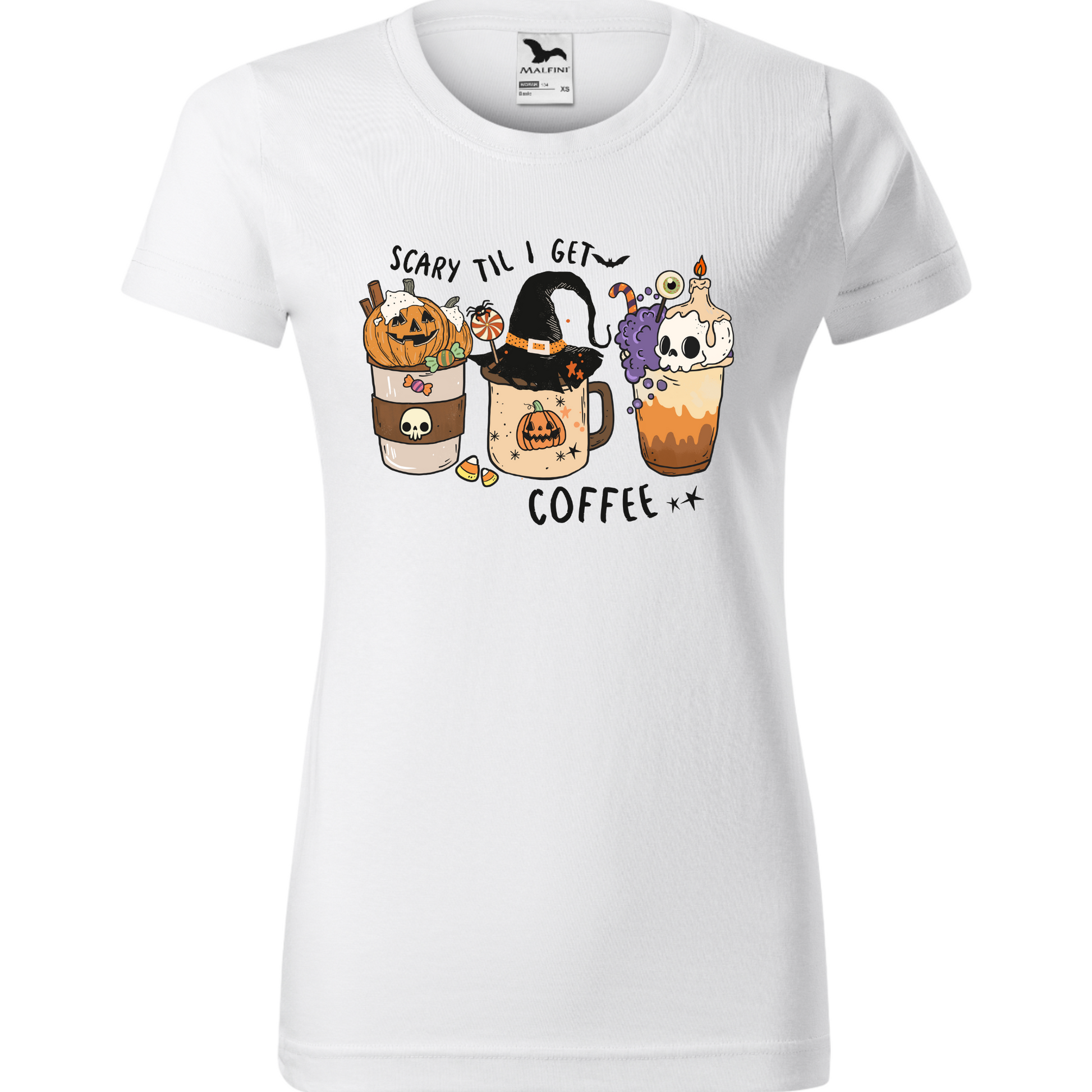 Tricou de Halloween reprezentând o ceașcă de cafea înconjurată de simboluri tematice precum lilieci și păianjeni, având inscripționat textul 'Scarry 'Til I Get Coffee'.